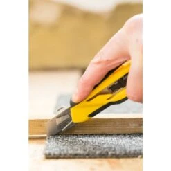 STANLEY Afbreekmes Dynagrip 18mm - Magazijn STHT10270-0 -Sideal Standard Winkel stht10270 0 a1